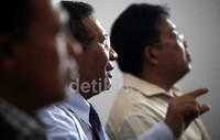 Mahfud MD (tengah) memberikan keterangan pers terkait pembentukan posko pengaduan konstitusi di MMD Initiative di Jalan Dempo Matraman Dalam, Jakarta Pusat, Jumat (11/10/2013).