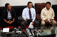 Mahfud memberikan keterangan pers dengan didampingi Solehamin dan Masduki Baidlowi.