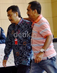 Rizal Mallarangeng turut mendampingi kakaknya. Lamhot Aritonang/detikFoto.