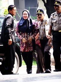 Atut datang dengan didampingi dua pengawalnya. Lamhot Aritonang/detikFoto.