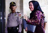 Atut tidak mau berkomentar. Dia langsung masuk ke gedung KPK. Lamhot Aritonang/detikFoto.