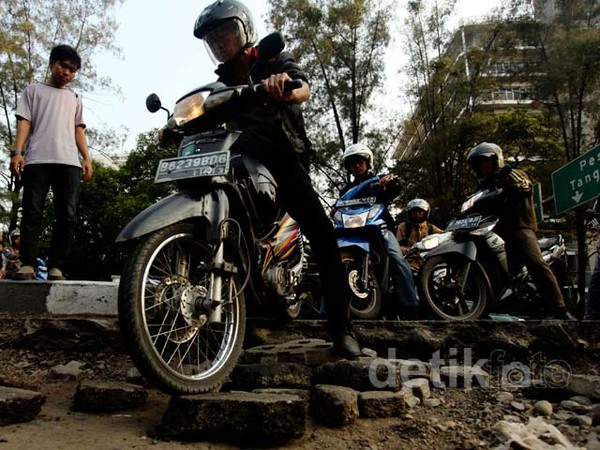 Nekat Putar Arah Meski Jalan Sedang Diperbaiki