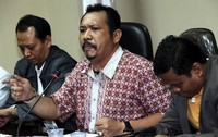 Menurut mereka lembaga MK tidak perlu dibubarkan karena tetap diperlukan untuk menguji undang-undang. Keberadaannya pun telah diatur dalam mekanisme UUD 1945. Yang terpenting adalah sistem dan perilaku hakim konstitusi yang memiliki sikap konsisten dan keimanan.