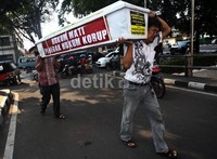 Peti mati berwarna putih, bertuliskan Hukum Mati Penegak Hukum Korup tersebut dibawa dua petugas Kantor Pos ke kantor MK.