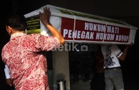 Peti mati tersebut ditujukan untuk Mahkamah Konstitusi di Jl. Medan Merdeka Barat 6 Jakarta 10110 Telp (021) 23529000.