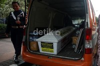 Paket tersebut dibawa dengan mobil Kantor Pos.