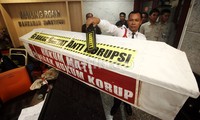 Sebelum dibawa ke dalam gedung MK, peti tersebut diperiksa dengan metal detector.