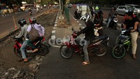 Mereka memutar arah di tempat tersebut demi mempersingkat jarak tempuh.