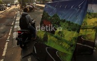 Penutup jalan pun digeser sedikit, agar jalan bisa dilalui.