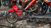 Mereka pun harus bersusah payah melewati jalan yang sedang diperbaiki.