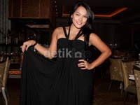 Bintang film 'Kutukan Arwah Santet' tersebut bersyukur karena dapat banyak kado doa.