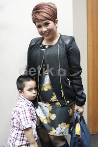 Dia udah kenal figur bapak. Di saat dia mencari papanya nggak ada, dia selalu tanya, Ma papaku di mana?, ujar Joy. Asep/detikHOT.