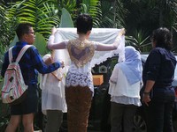 Kebaya putih dengan aksen 'love' di bagian belakang menjadi busana pilihan Nikita di hari bahagianya ini.