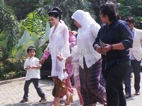 Nikita Mirzani pun datang bersama anaknya Loly.