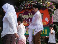 Iya nih, jadi nikah, singkat Niki sambil berjalan masuk ke ruangan akad.