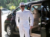 Sementara, Sajad datang lebih awal. Sekitar pukul 09.00 WIB, Sajad datang dengan diantar mobil Toyota Alphard-nya.