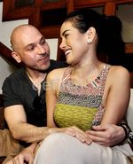 Nikita Mirzani dan Calon Suami Pamer Kemesraan