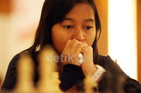 Medina Warda Aulia bertarung melawan Ghaem Maghami Ehsan di babak pertama Kejuaraan Catur Indonesia Terbuka (IOCC) 2013.