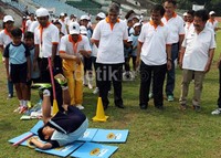 Menpora Roy Suryo didampingi Presdir Nestle Indonesia, Arshad Chaudry dan Ketua Umum PB PASI, Bob Hasan, memantau anak-anak yang tengah mengikuti progam pelatihan atletik anak usia 7-12 tahun.