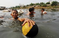 Sejumlah anak bermain air di Banjir Kanal Barat, Jumat (11/10/2013).