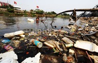 Meski dipenuhi sampah, anak-anak ini tetap berenang demi mendapatkan hiburan.