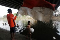 Mereka asyik bermain di sungai tersebut.