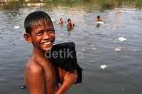 Mereka tampak ceria.