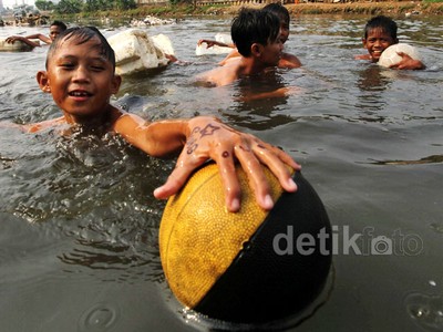 Berenang Bersama Sampah