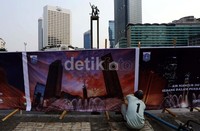 Pekerja memasang pembatas di sekeliling kolam bundaran HI.