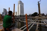 Pagar pembatas di sekeliling kolam telah dipasang sejak, Kamis (10/10/2013) petang lalu.