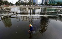 Air di dalam kolam disedot untuk memudahkan perawatan mesin-mesinnya.