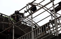 Para pekerja memperbaiki bagian atap JPO Penas Kalimalang, Cawang, Jakarta Timur.