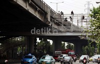 Meski sedang diperbaiki, JPO tersebut masih tetap bisa dipergunakan untuk menyeberang jalan.