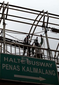 Sejumlah pekerja mempersiapkan peralatan yang akan digunakan untuk memasang atap JPO.