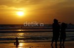 Menikmati Sunset di Pantai Kuta