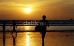 Menikmati Sunset di Pantai Kuta