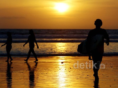 Menikmati Sunset di Pantai Kuta