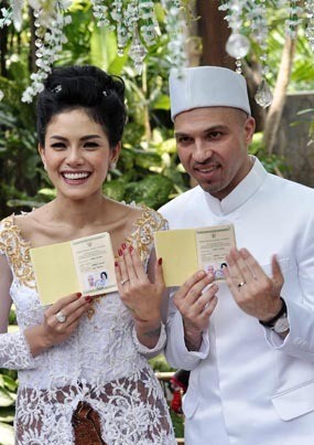 Nikita Mirzani Resmi Menikah, Audy dan Iko Uwais Sambut Putri Pertama