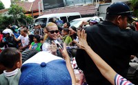 Sule menyapa para penggemarnya sebelum melakukan tour keliling kota Yogyakarta.