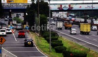 Beberapa kendaraan mengantre di gerbang tol Pondok Gede, Jakarta.
