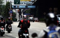 Beberapa kendaraan melintas di gerbang Tol Kebon Nanas, Jakarta. Mulai Jumat (11/110/2013), Kementerian Pekerjaan Umum telah menaikkan tarif tol.
