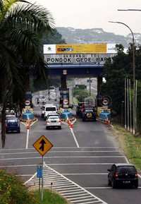 Sejumlah kendaraan melintas di gerbang tol Pondok Gede, Jakarta. Menurut Kepala Pusat Komunikasi Kementerian Pekerjaan Umum Danis H Sumadilaga, penyesuaian tarif akan berlaku efektif tujuh hari pada saat ditandatangani oleh Menteri Pekerjaan Umum Jumat lalu.