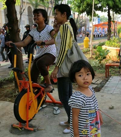 Inilah Fasilitas Alat Fitnes dan Bermain di Taman Nginden Intan