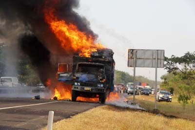 Truk Ludes Terbakar di Tol Waru Sidoarjo