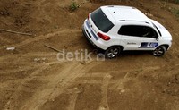 Mesin yang memiliki gabungan antara turbo dan supercharged ini mampu melibas medan mulus sampai kecepatan 160 km/jam cukup cepat.