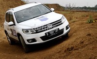 VW Tiguan TSI 1.400 cc ini cukup mumpuni untuk menjadi pilihan kaum urban yang suka plesiran ke luar kota. Seperti para bos-bos yang berkantor di Jakarta tapi sering meninjau perkebunan di luar kota. Kombinasi perkotaan dan alam liar berpadu meski mobil perkotaan sangat kental di mobil ini.