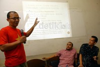 Peneliti dari Indonesia Corruption Watch (ICW), Emerson Yunto, bersama Deputi Direktur Eksternaal Perludem, Veri Junaidi dan Pakar Hukum Tata Negara, Rafli Harun hadir menjadi narasumber dalam diskusi bertajuk Rekonstruksi Kewenagan MK Dalam Perselisihan Hasil Pemilukada di Jakarta, Minggu (13/10/2013). Lamhot Aritonang/detikFoto.
