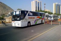 Bus-bus yang mengantar para tamu Allah itu antre panjang saat hendak menuju terowongan King Fahd menuju Mina dan Arafah.
