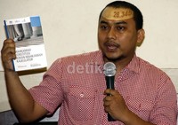 Proses penegakan hukum pemilu di setiap tahapan belum berjalan efektif. Akibatnya, hampir seluruh jenis pelanggaran seperti politik uang, politisasi birokrasi, jual beli suara, intimidasi hingga persoalan administrasi pencalonan ditangani MK. Lamhot Aritonang/detikFoto.