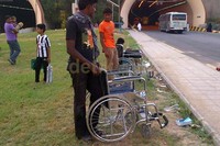 Sejumlah pedagang menjajakan barang-barang keperluan jamaah haji mulai dari payung hingga tikar. Ada pula sekelompok pemuda yang menawarkan jasa kursi roda kepada jamaah.